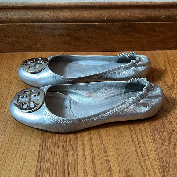 Tory Burch Reva Logo Silver Ballet Flat 7 - Picture 7 of 14